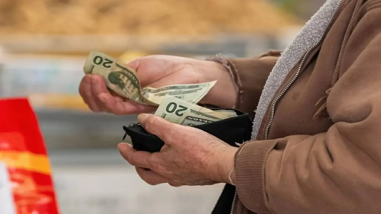 استقرار الدولار قبيل صدور بيانات التضخم الأمريكي والين يتعرض لضغوطات
